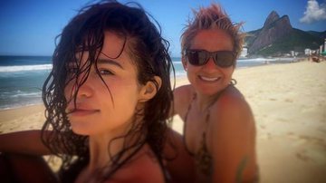 Nanda Costa publica foto com família de namorada - Instagram/ @nandacosta