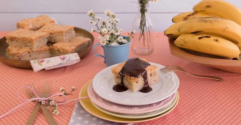 Torta de Banana com calda de chocolate - Divulgação