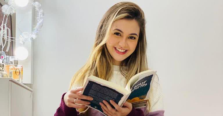 Klara Castanho publica foto com livro escrito por ela - Instagram/ @klarafgcastanho