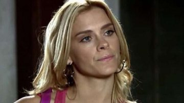Teodora causa escândalo em casório de Amália - TV Globo