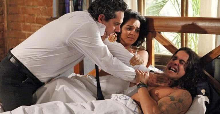 Baltazar flagra Solange e Daniel na cama - TV Globo