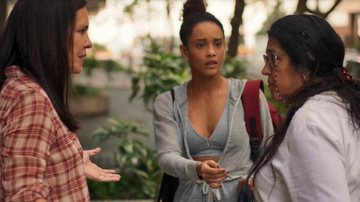 Lurdes (Regina Casé) flagra discussão entre Thelma (Adriana Esteves) e Vitória (Taís Araujo), em 'Amor de Mãe' - Globo