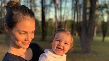 Laura Neiva surge agarradinha com a filha nas redes sociais - Instagram/neivalaura