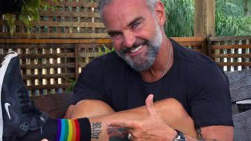Mateus Carrieri postou foto usando meia com símbolo da causa LGBTQIA+ e gerou polêmica - Instagram/@mateuscarrieriof