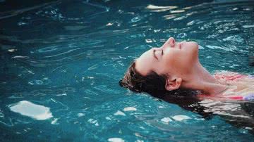 a frequência de mergulhos em piscina facilita a entrada de bactérias - Pexels por Pixabay