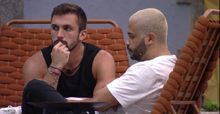 Arthur e Projota conversam na área externa do 'BBB21' - Globo