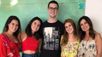 Fátima Bernardes ao lado dos três filhos e da nora - Reprodução/Instagram