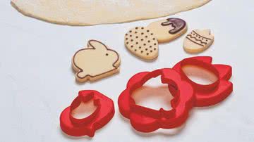 Dica: use forminhas decorativas para dar forma aos biscoitos - Divulgação