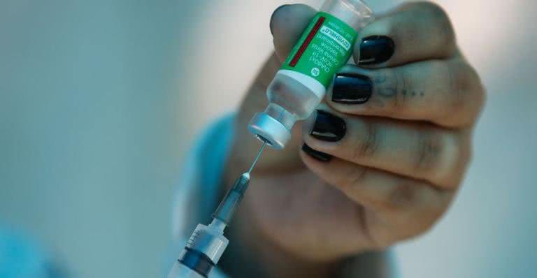 Vacina de Oxford produzida em parceria com a farmacêutica AstraZeneca é eficaz contra a variante - Tânia Rêgo/Agência Brasil