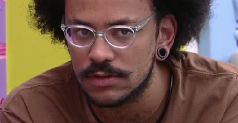 João Luiz se preocupa com reação de Gilberto após saída de Sarah - Globoplay