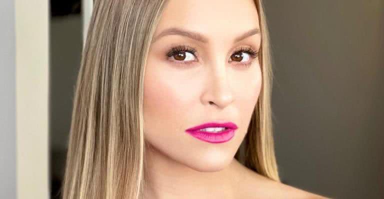 Carla Diaz sensualiza de biquíni à beira da piscina e relembra BBB