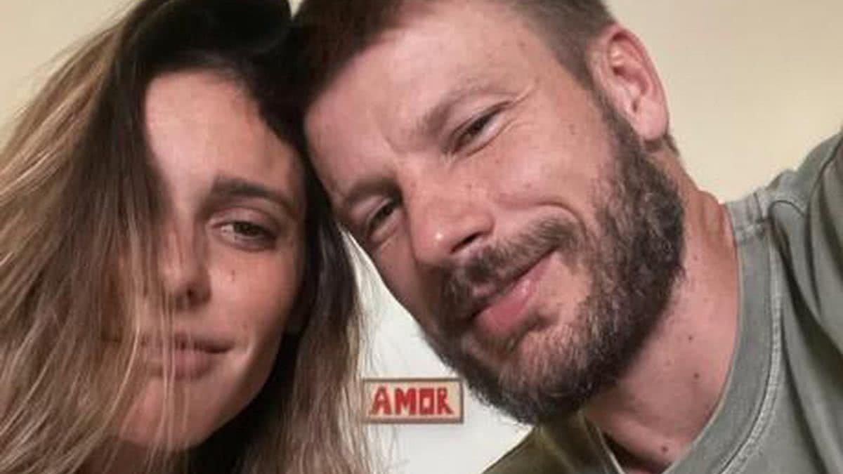 Fernanda Lima e Rodrigo Hilbert aparecem comendo placenta no parto da filha