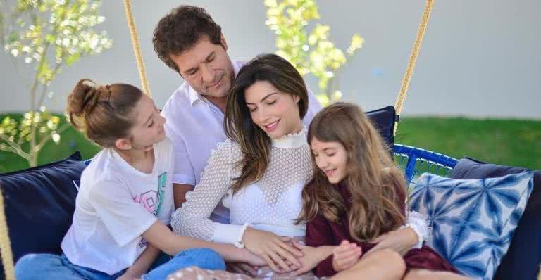 O casal já é pai de Lara e Luiza, de 11 e 9 anos - Instagram/@cantordaniel