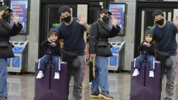 Família de Sabrina Sato no Aeroporto Santos Dummond - Webert Belicio/AgNews