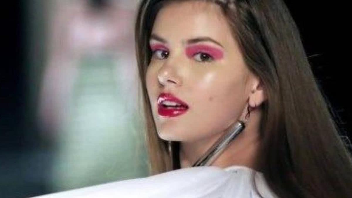 Camila Queiroz interpreta Arlete Angel em Verdades Secretas