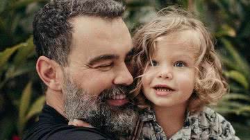 Carmo Dalla Vecchia encanta ao surgir juntinho do filho em cliques na web - Juliana Ramos Fotografia/ Instagram: @carmodallavecchia