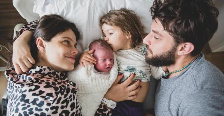 Laura Neiva e Chay Suede posam com os filhos José e Maria - Hanna Rocha/Instagram/@neivalaura