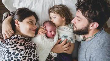 Laura Neiva e Chay Suede posam com os filhos José e Maria - Hanna Rocha/Instagram/@neivalaura