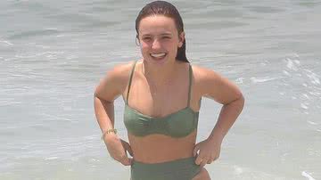 Larissa Manoela é clicada se divertindo na praia - Fabricio Pioyani/Agnews