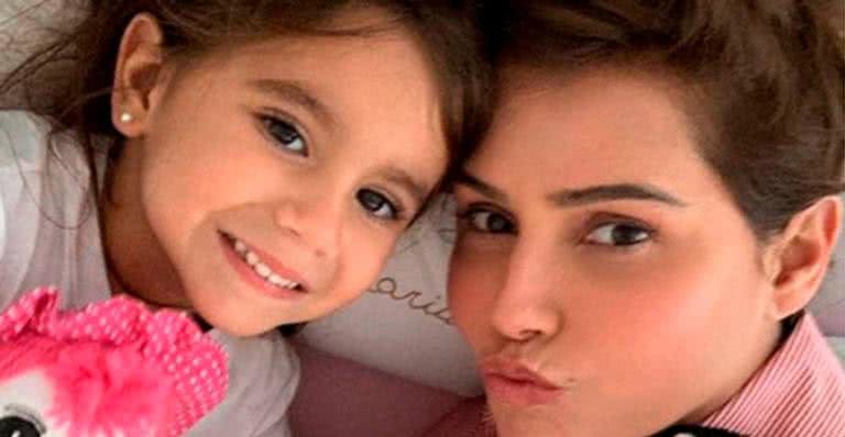 Maria Flor, filha de Deborah Secco e Hugo Moura, acabou caindo no sono no banheiro - Instagram/@hugomourag