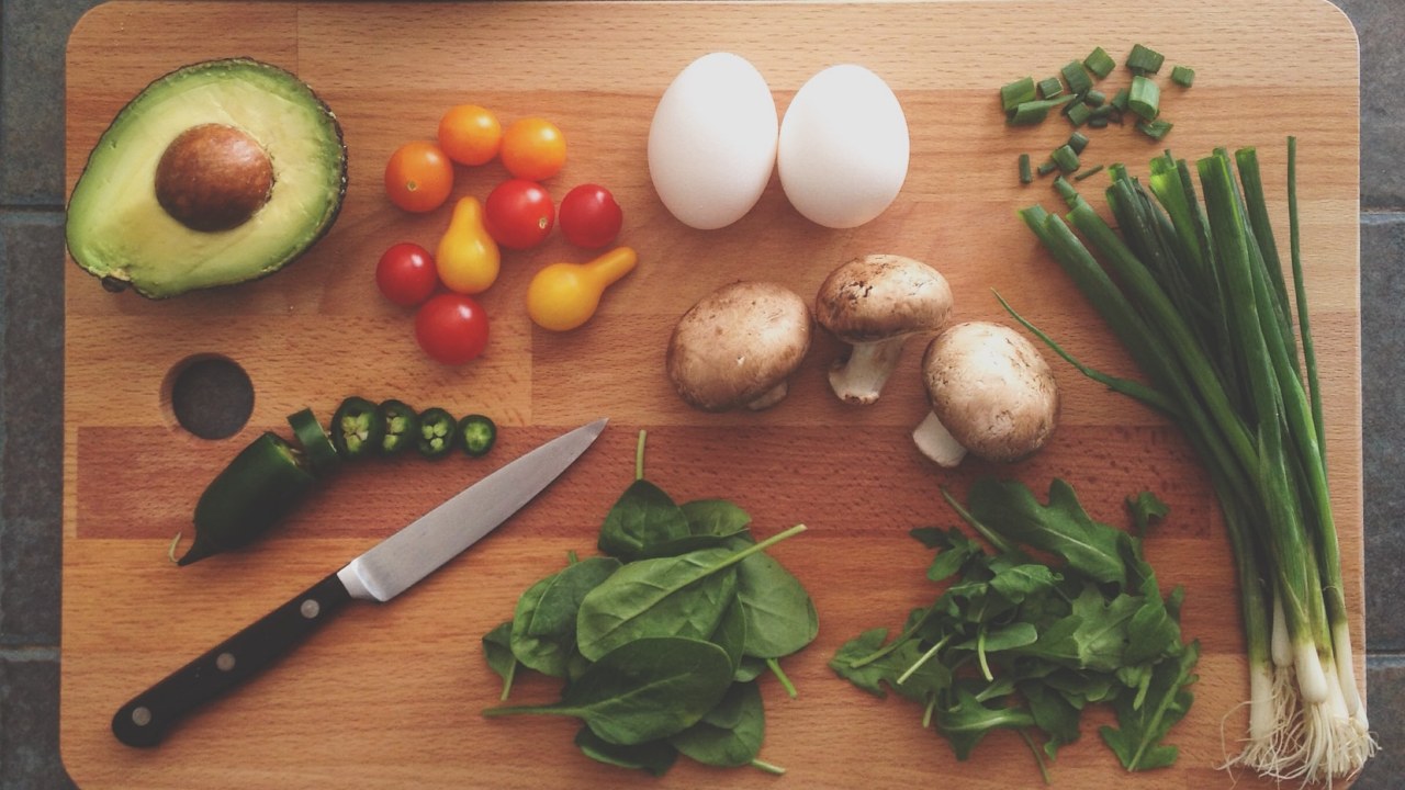Comer bem é essencial para a saúde - Katie Smith/Unsplash