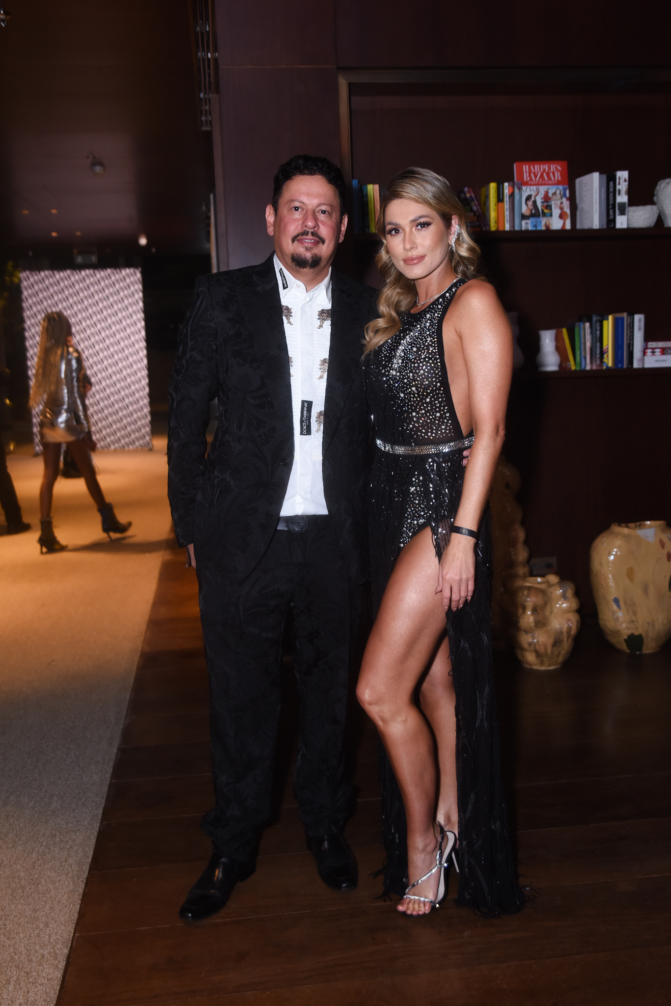 Lívia Andrade e namorado em festa de gala