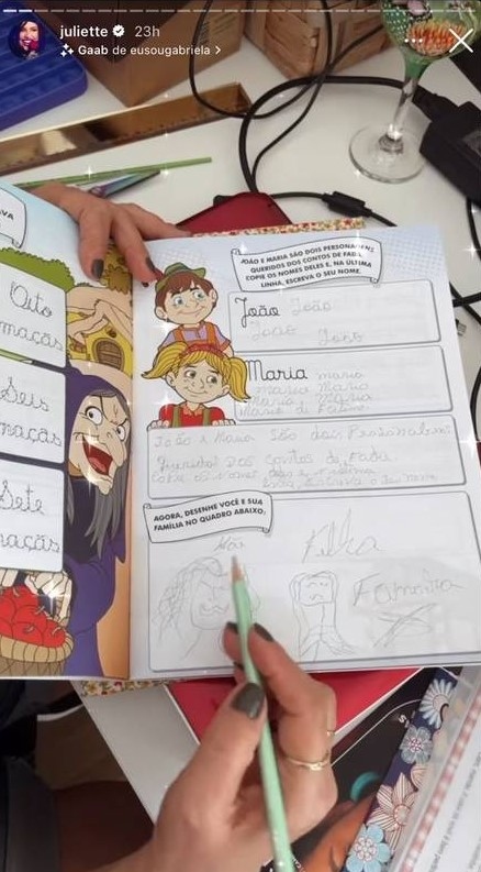 Cartilha infantil de alfabetização preenchida com palavras e desenhos em lápis grafite
