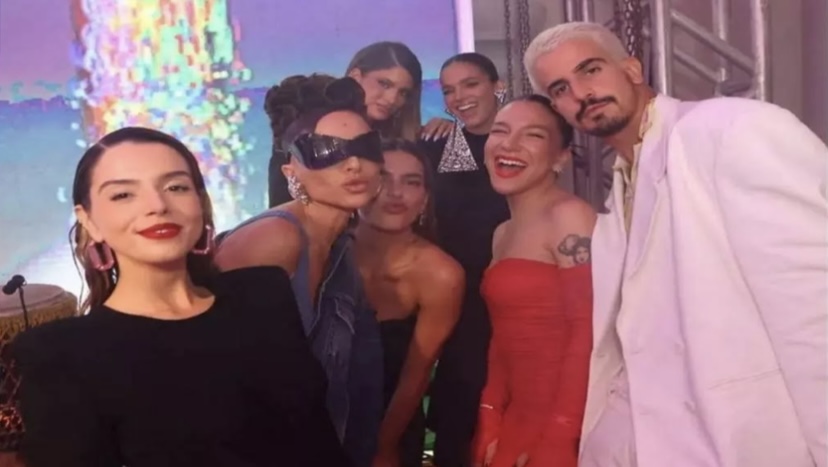 Donatella Versace posa para foto com Bruna Marquezine na Semana de Moda em  Milão