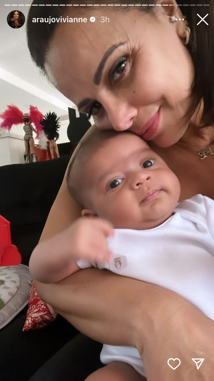 Viviane Araujo com seu filho Joqauim no colo