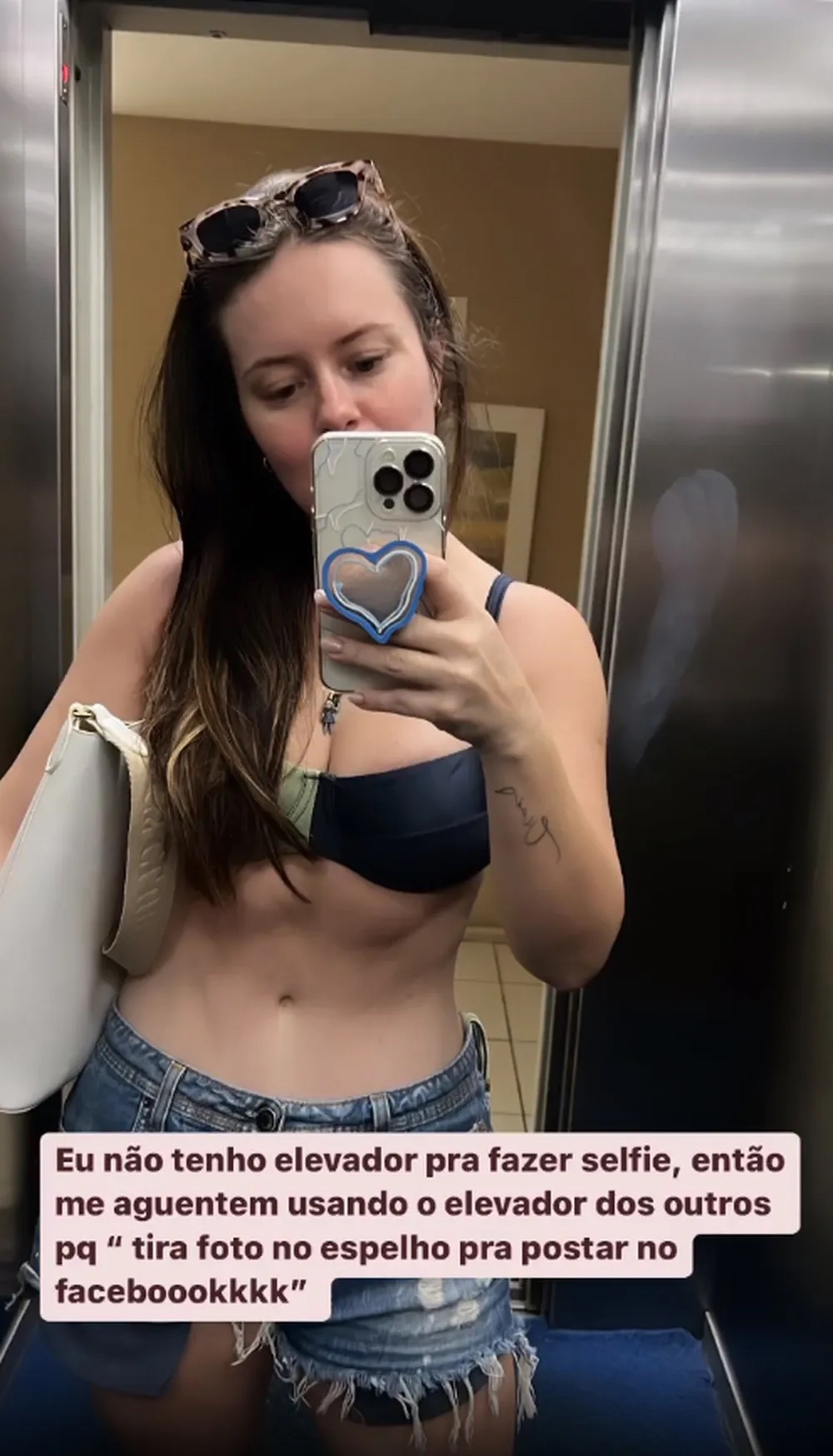 Stories do Instagram de Mariana Bridi tirando foto no espelho de um elevador