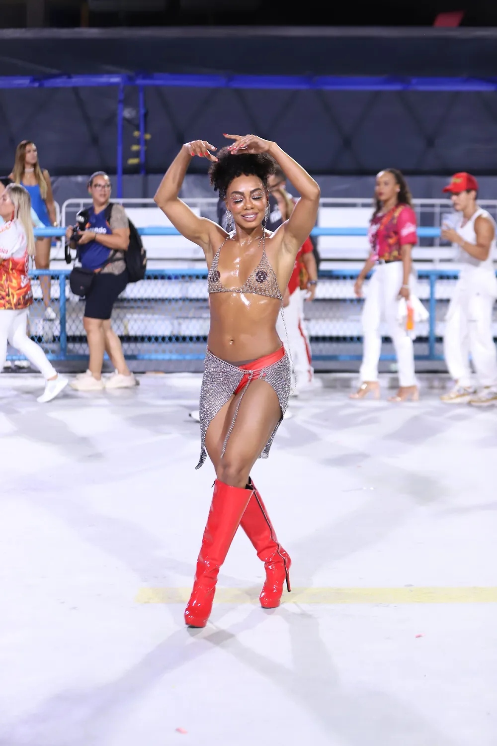 Dandara Mariana Perde Vestido Durante Ensaio De Samba E Mostra Intimidade