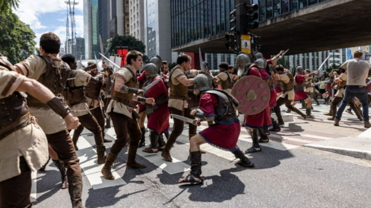 Atores fazem cena de 'Reis' na Avenida Paulista