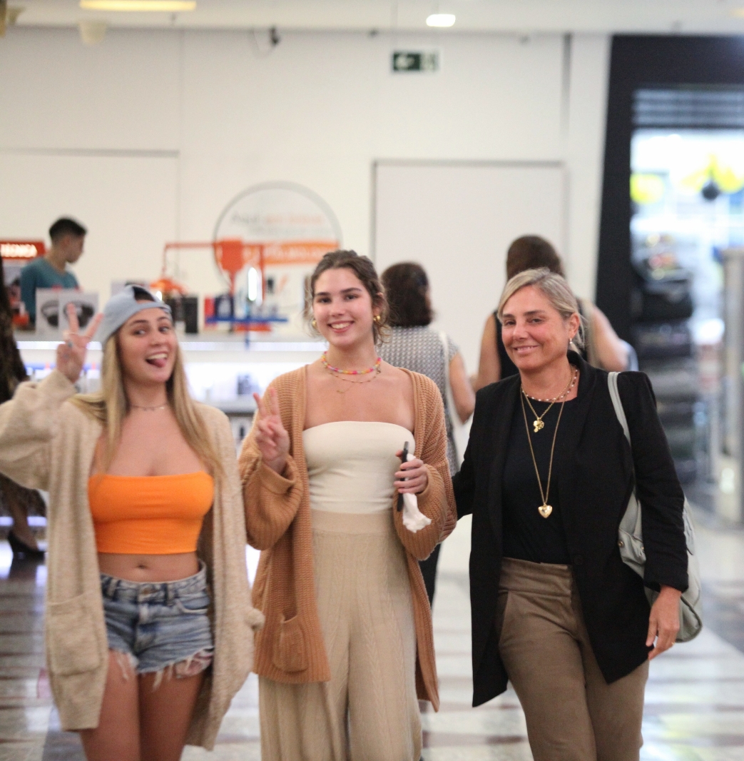 Heloísa Perissé acompanhada das filhas, Luísa e Antônia.Foto: Adão/ AgNews