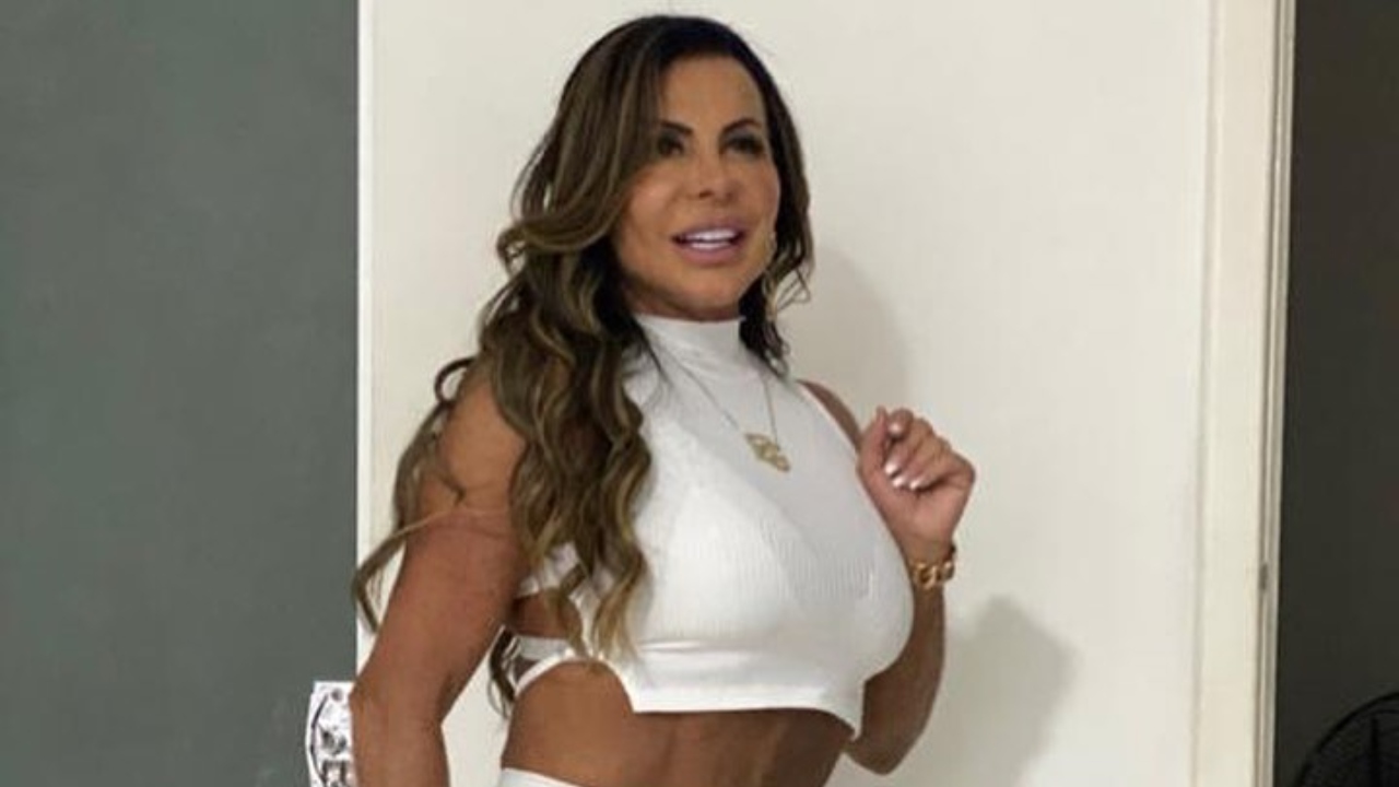 Gretchen detona internauta após ser chamada de “velha feia sem vergonha”