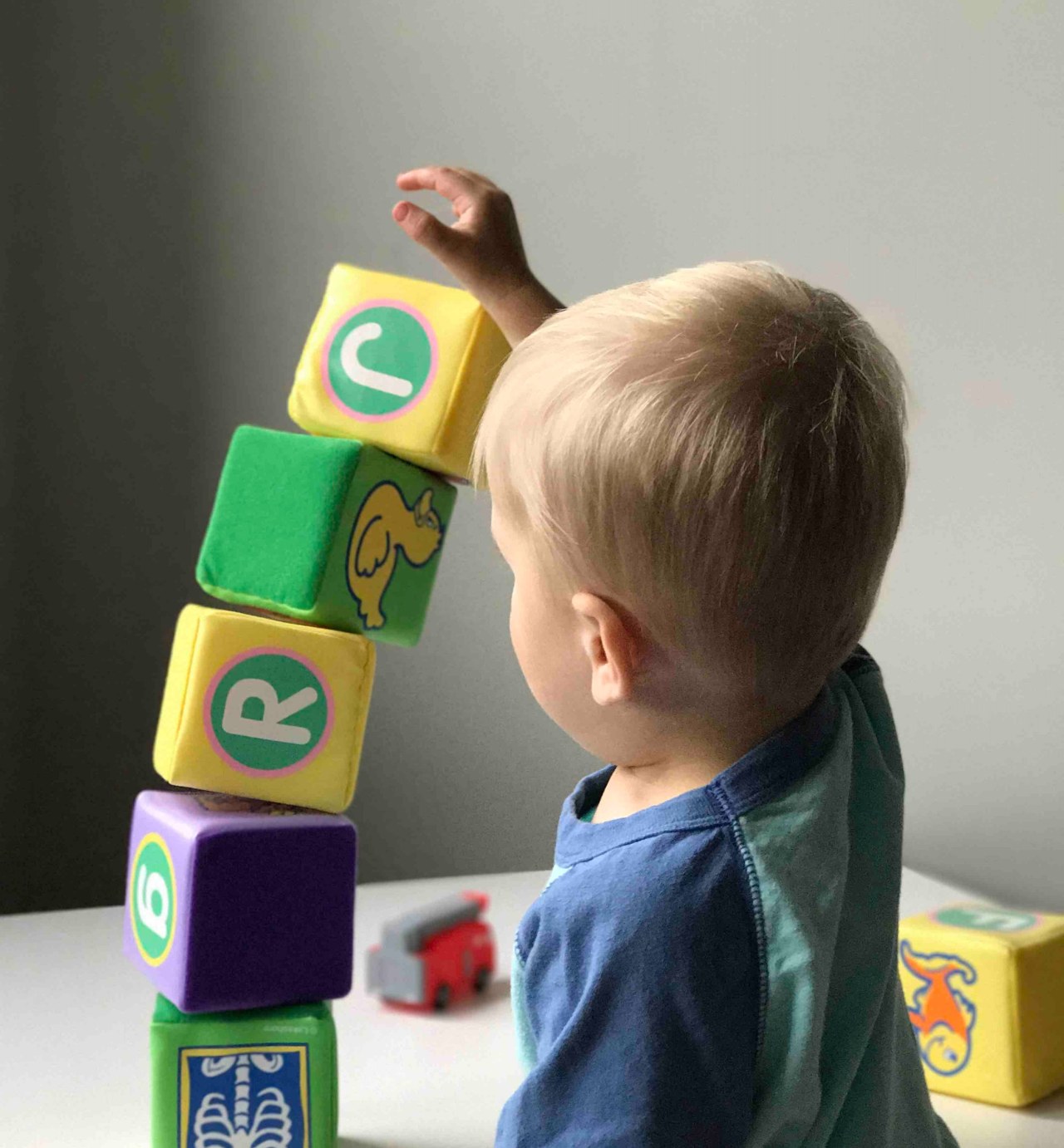 criança pequena brincando