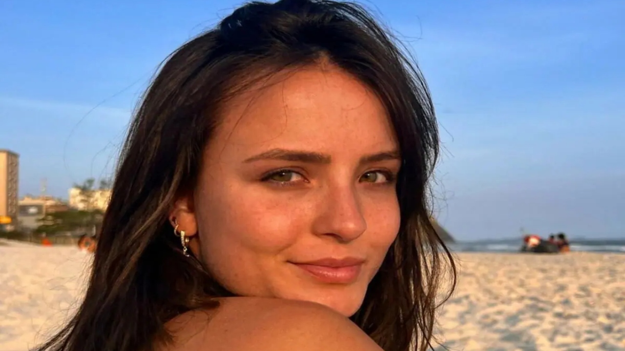 Larissa Manoela posta foto chorando e fala sobre 'sofrimento por amor' -  ISTOÉ Independente