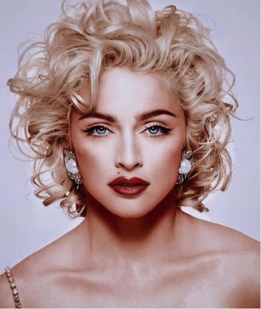 Também nos anos 80, Madonna platinou os cabelos e apostou em um visual semelhante ao de visual semelhante ao de Marilyn Monroe