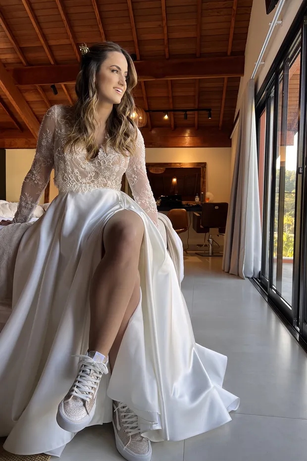 Mari Palma usou cropped brodado e saia com fenda para casamento