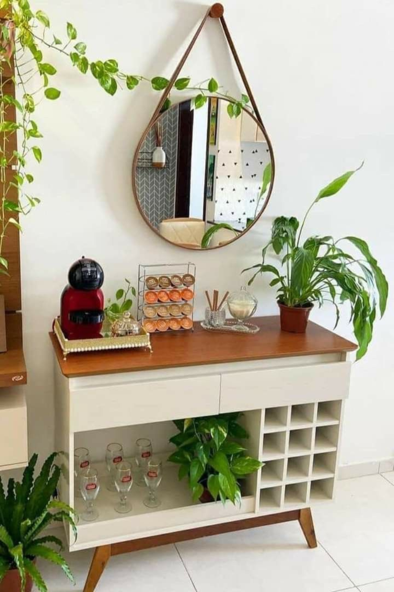 Espelhos e plantas também ajudam a decorar o ambiente do café