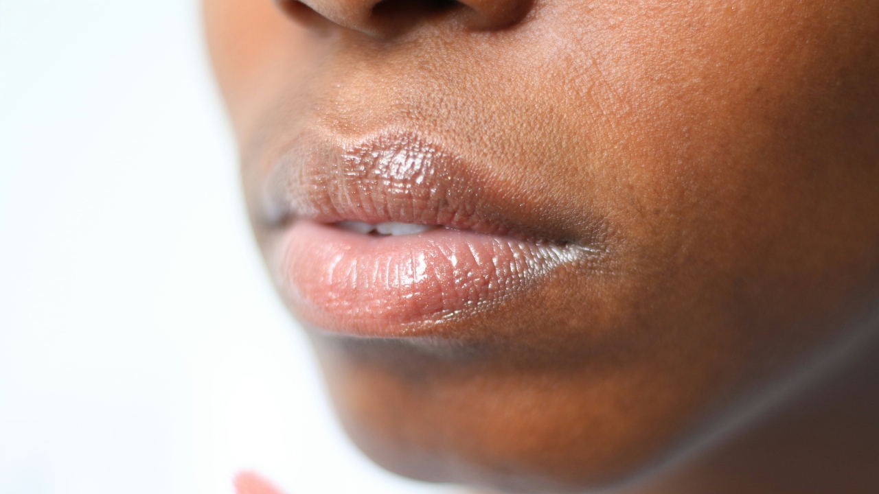 Manteiga de cacau e hidratante potencializam os resultados para cuidar de lábios ressecados