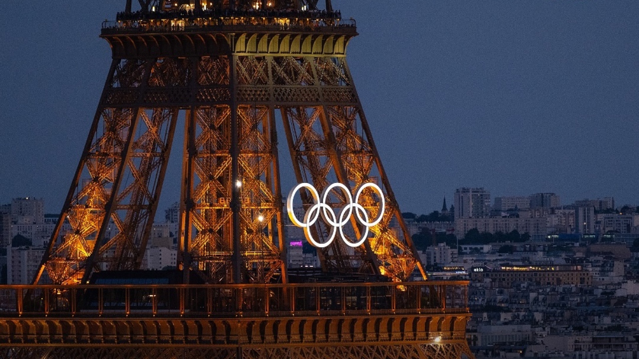 A cerimônia de abertura das Olimpíadas de Paris 2024 acontece nesta sexta-feira (26) às 14h30 no horário de Brasília