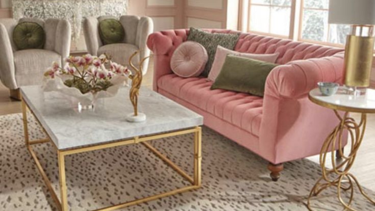 O sofá vintage pode ser combinado com elementos de decoração mais modernos no estilo parisiense