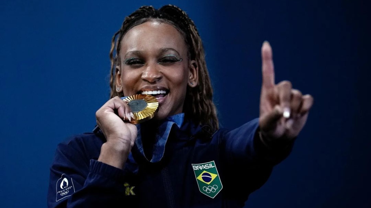 A ginasta Rebeca Andrade ganhou uma de ouro e duas pratas individuais além do bronze por equipes nas Olimpíadas de Paris