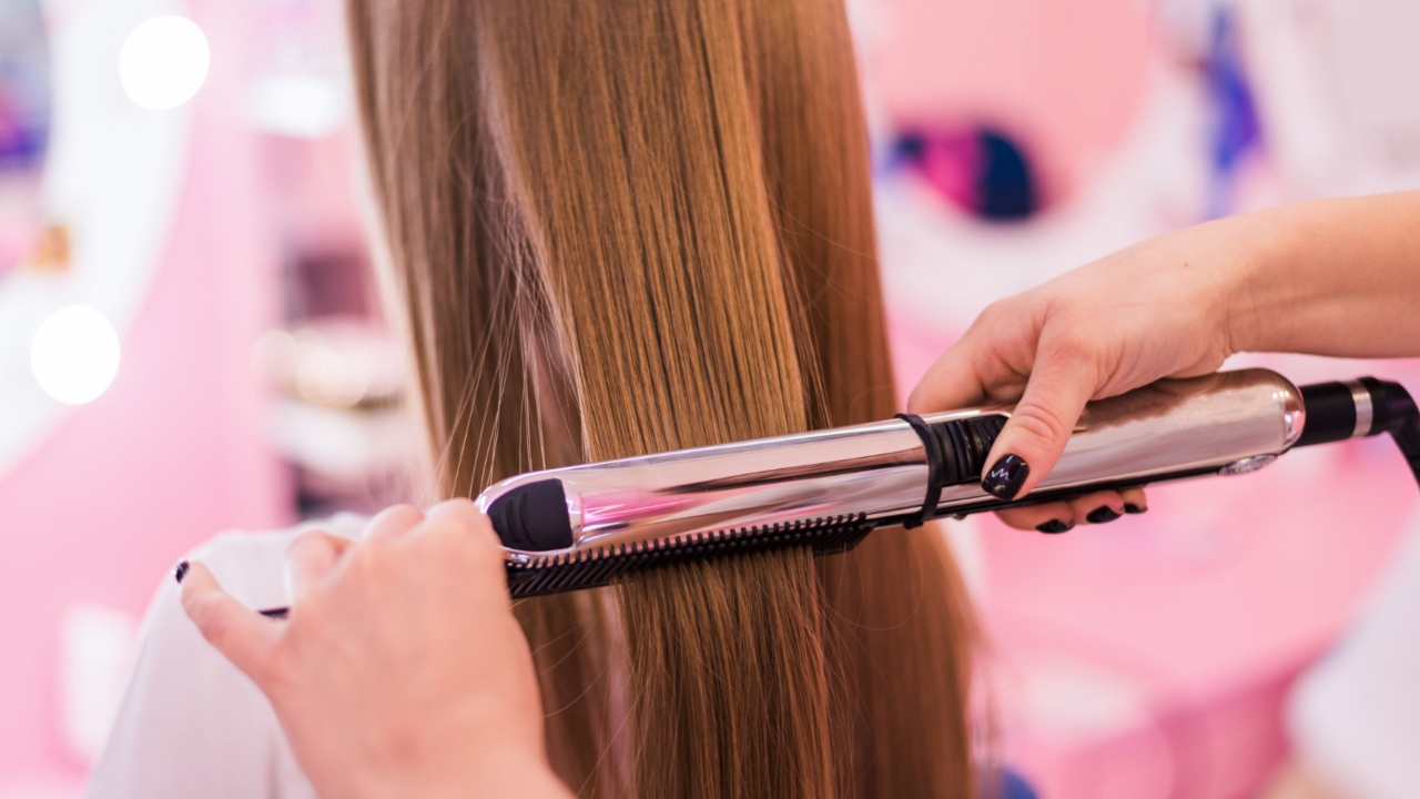 O uso de chapinhas pede por mais cuidado para não fazer mal ao cabelo