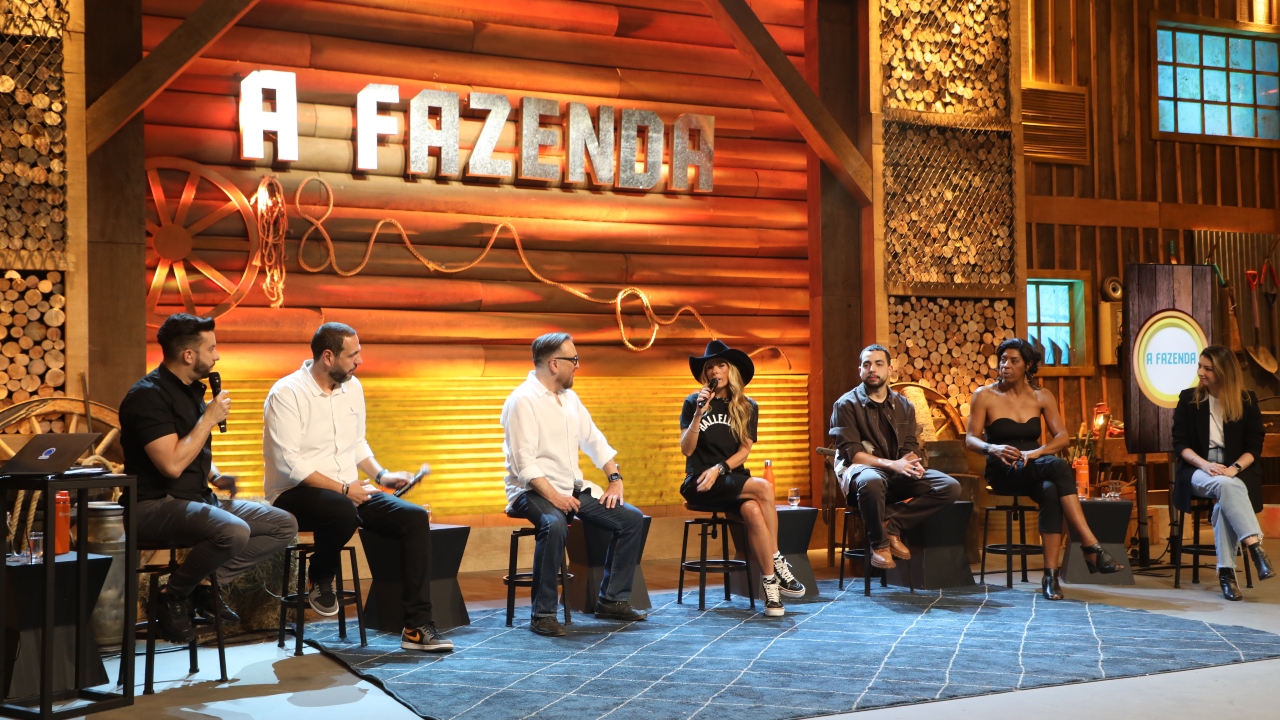 Adriane Galisteu durante a coletiva de imprensa de 'A Fazenda 16'