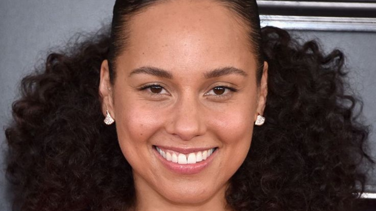 Alicia Keys é conhecida por visuais com nenhuma ou quase nenhuma maquiagem