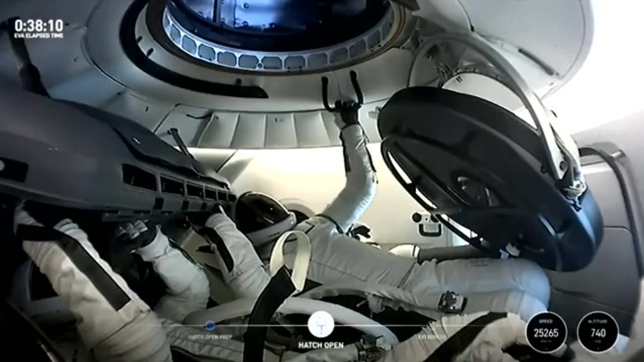 Astronautas da SpaceX realizam primeira caminhada espacial privada