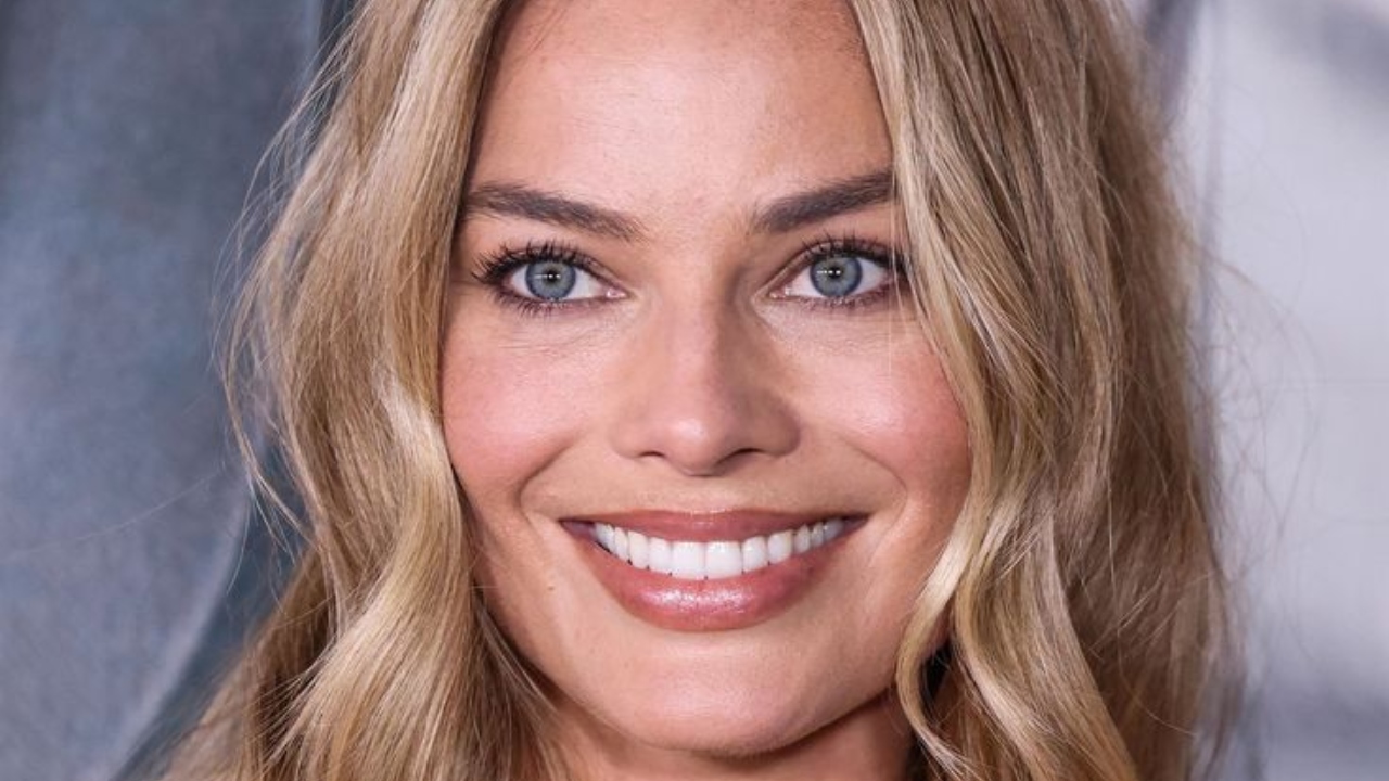 A atriz Margot Robbie aposta em visuais mais naturais para o tapete vermelho