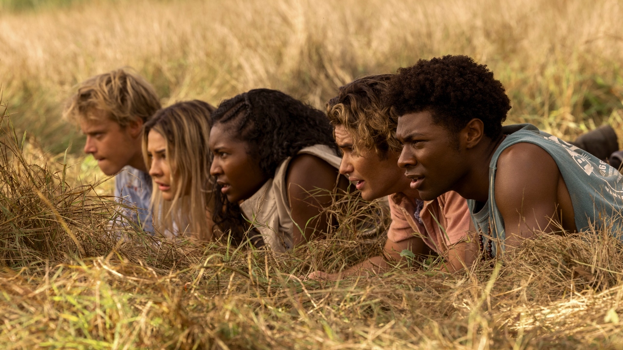 Rudy Pankow, Madelyn Cline, Carlacia Grant, Chase Stokes e Jonathan Daviss na terceira temporada de Outer Banks