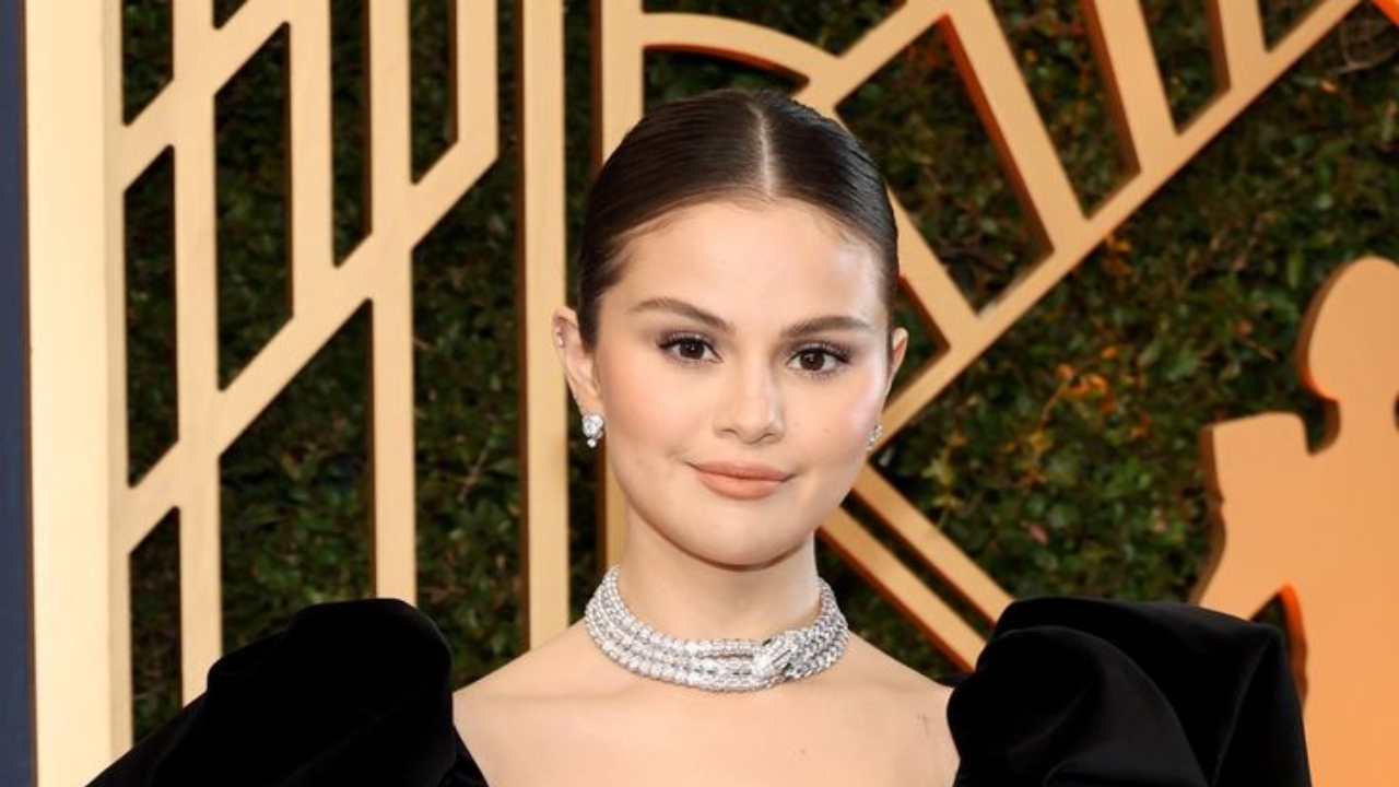 Selena Gomez é outra famosa que prioriza visuais mais naturais no tapete vermelho